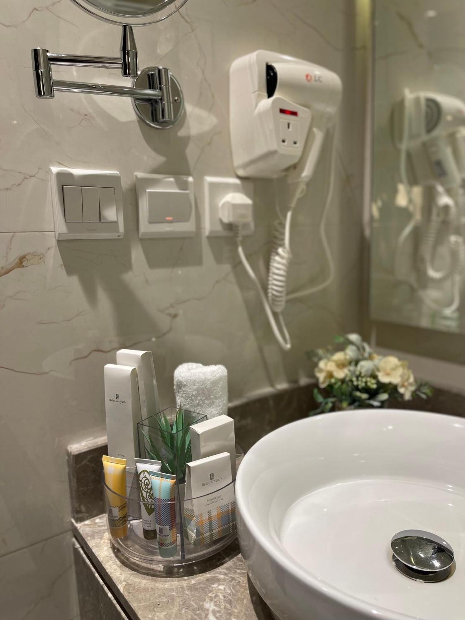 شقق خاصه بطابع حديث وفندقي - تسجيل ذاتي Private Apartments With Modern Vibes - Self Checkin Riyadh Eksteriør billede