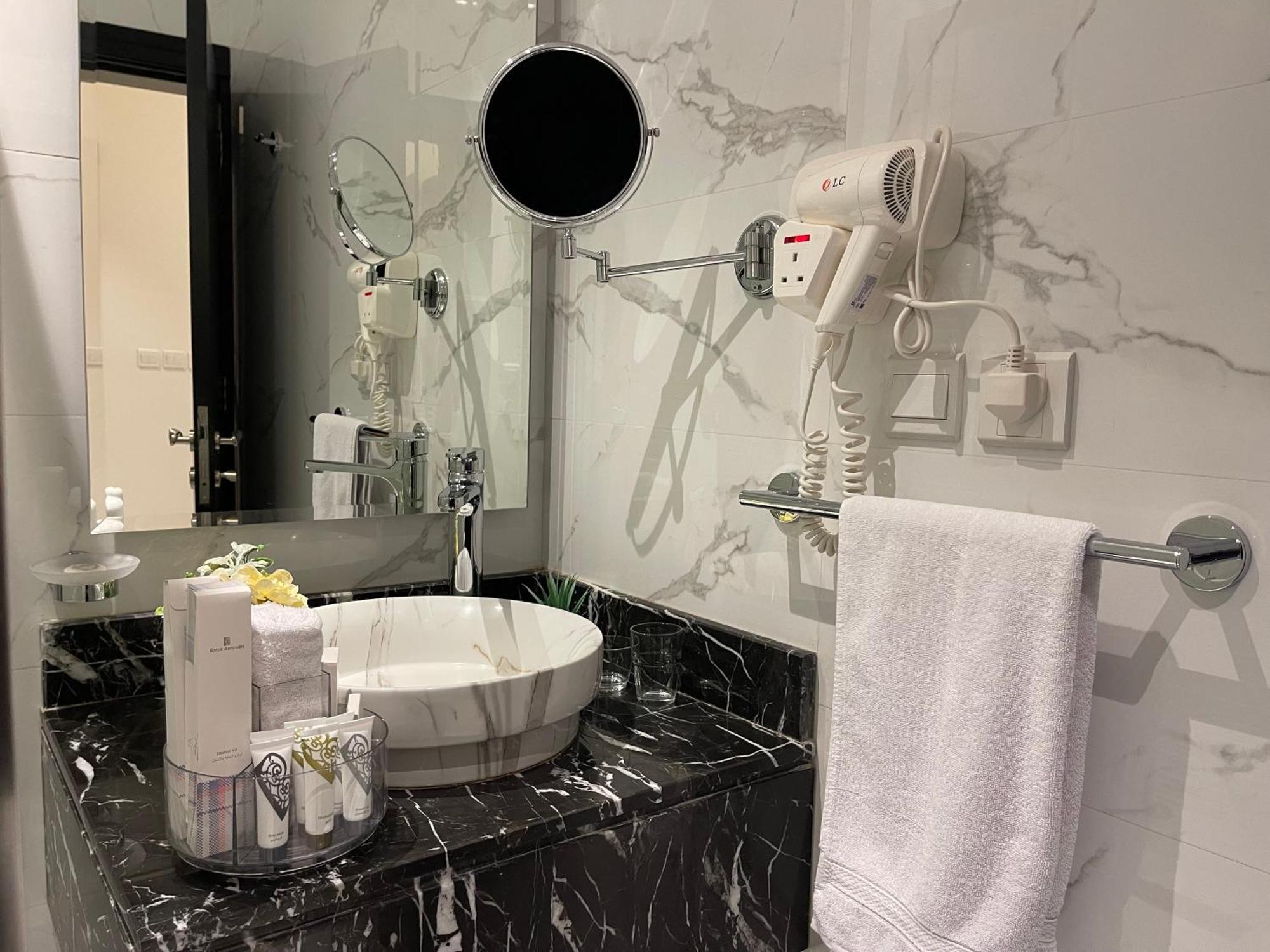شقق خاصه بطابع حديث وفندقي - تسجيل ذاتي Private Apartments With Modern Vibes - Self Checkin Riyadh Eksteriør billede